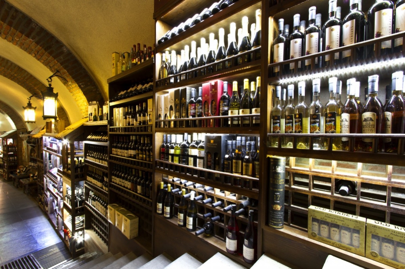 ecommerce-FOX AMPHOUX-min_world_street_travel_shop_canon_georgia_wine_bottles-429767